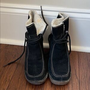 Cozy Black Ankle Booties with Shearling Lining